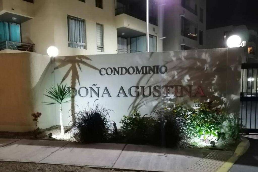 a sign on the side of a building at Departamento Arica por día Doña Agustina in Arica