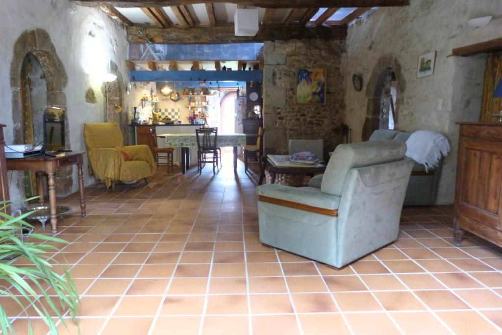 un salon avec une chaise et une table dans l'établissement Charmante maison du XVIIe siècle, à Came