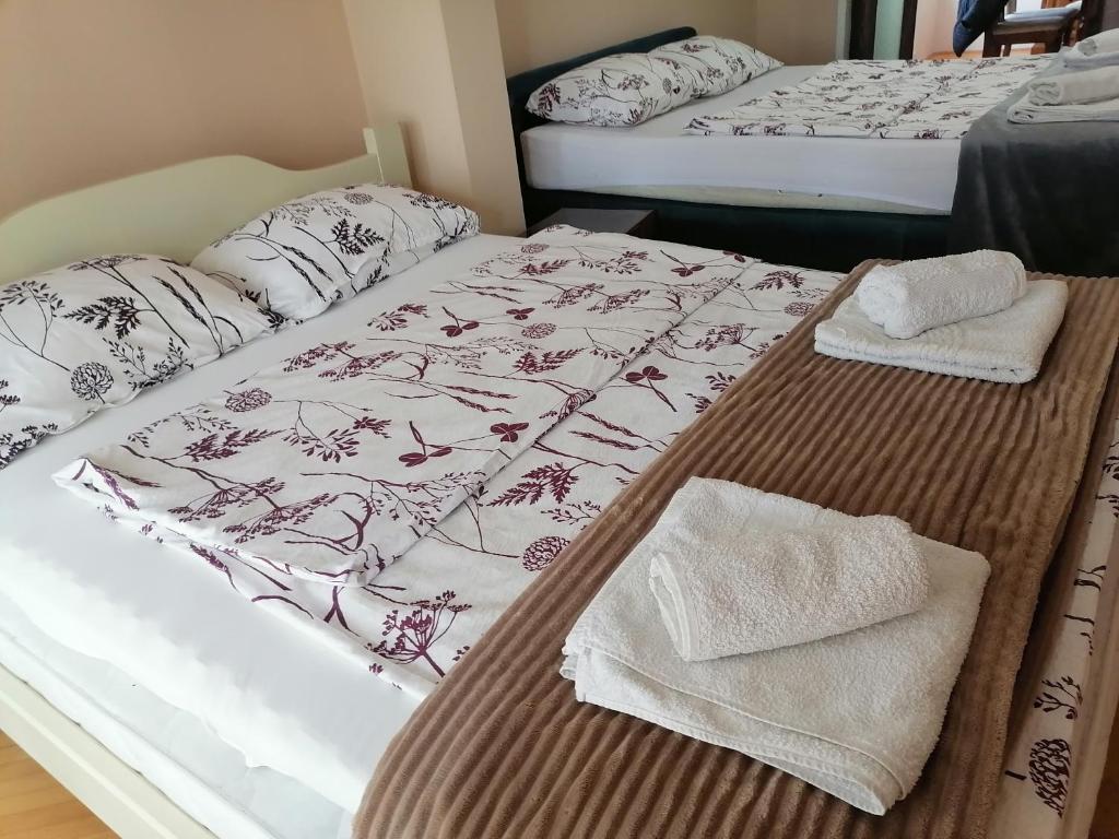 Voodi või voodid majutusasutuse Apartman Solomonovic toas