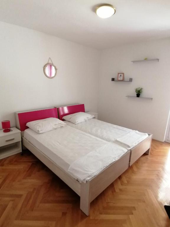 Posteľ alebo postele v izbe v ubytovaní Apartman Nela