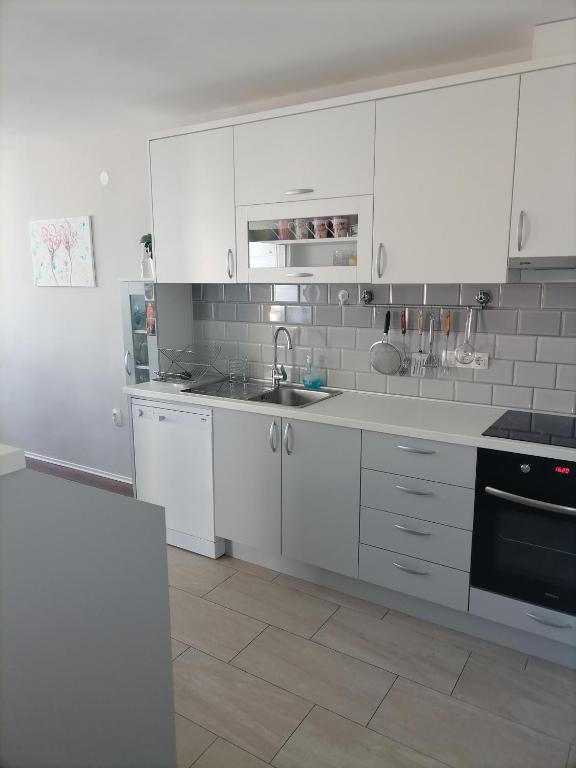 Kuchyňa alebo kuchynka v ubytovaní Apartman Nela