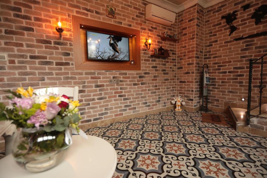 una habitación con un jarrón de flores sobre una mesa en White Pearl Apart en Estambul
