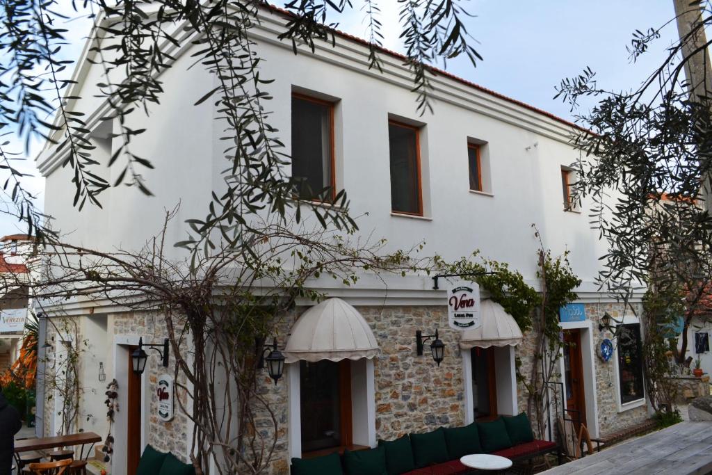 un gran edificio blanco con ventanas en 4 ODA HOUSE - ESKİ DATÇA, en Datça