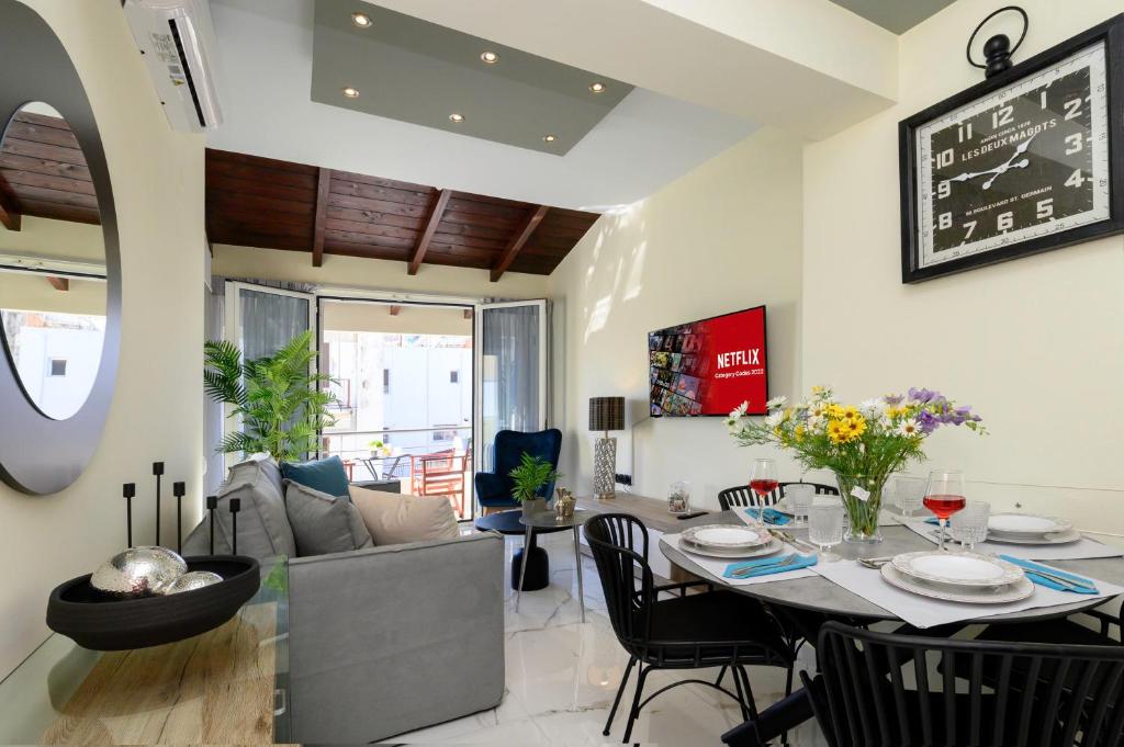 een eetkamer en een woonkamer met een tafel en stoelen bij Marble In in Preveza