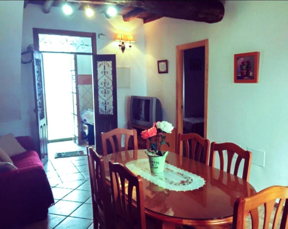 TV a/nebo společenská místnost v ubytování Apartamento Las Flores, disfruta en el Centro de Ronda