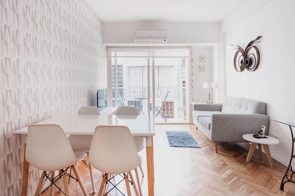 sala de estar con mesa blanca y sillas en Apartment San Telmo en Buenos Aires