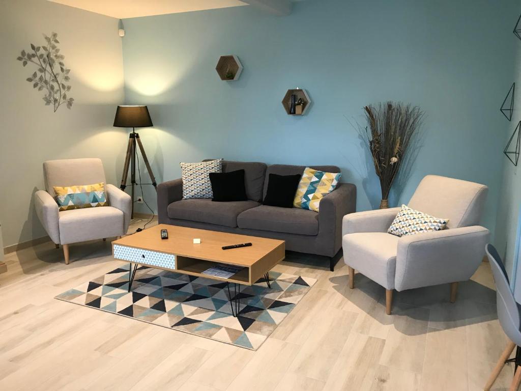 sala de estar con sofá, 2 sillas y mesa en Au 24, en Villiers-Louis