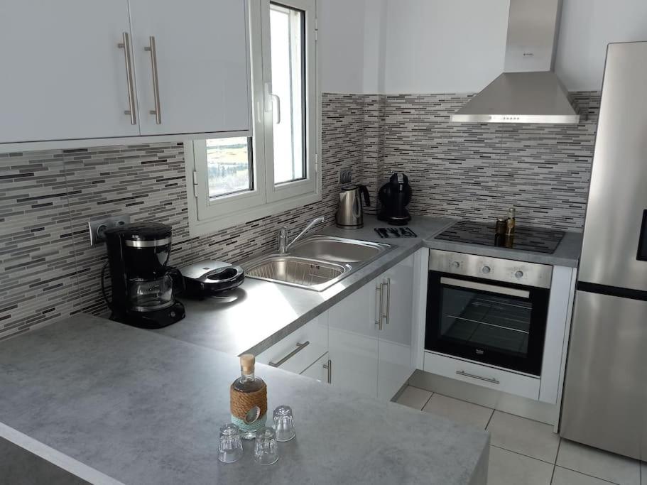 Kuchnia lub aneks kuchenny w obiekcie WONDERFULL SEA VIEW II