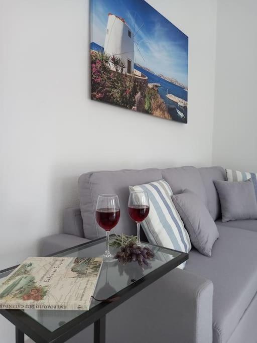 dwa kieliszki czerwonego wina na stole w salonie w obiekcie WONDERFULL SEA VIEW II w mieście Parasporos