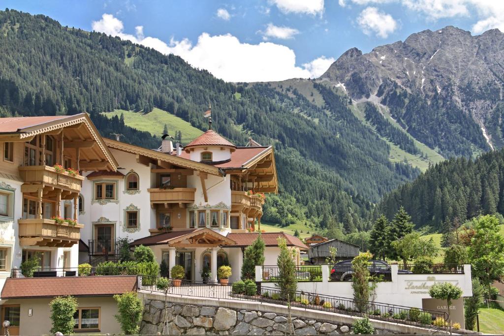 ゲルロスにあるLandhaus Haberlの山を背景にした大きな建物