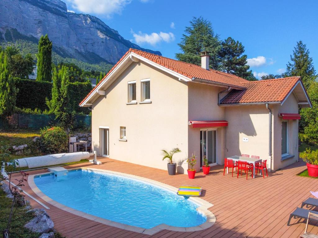 eine Villa mit einem Pool vor einem Haus in der Unterkunft La Galante in Meylan