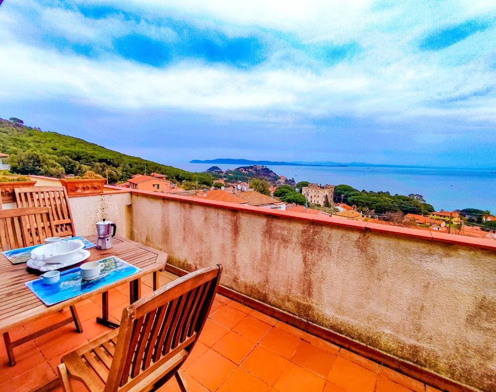 balkon ze stołem i krzesłami na dachu w obiekcie Appartamento Bellavista w mieście Cavo