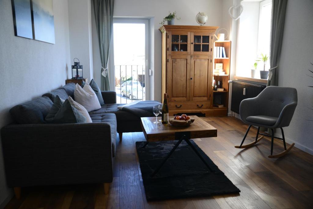 ein Wohnzimmer mit einem Sofa und einem Couchtisch in der Unterkunft Ferienwohnung Die Alte Schule in Daun