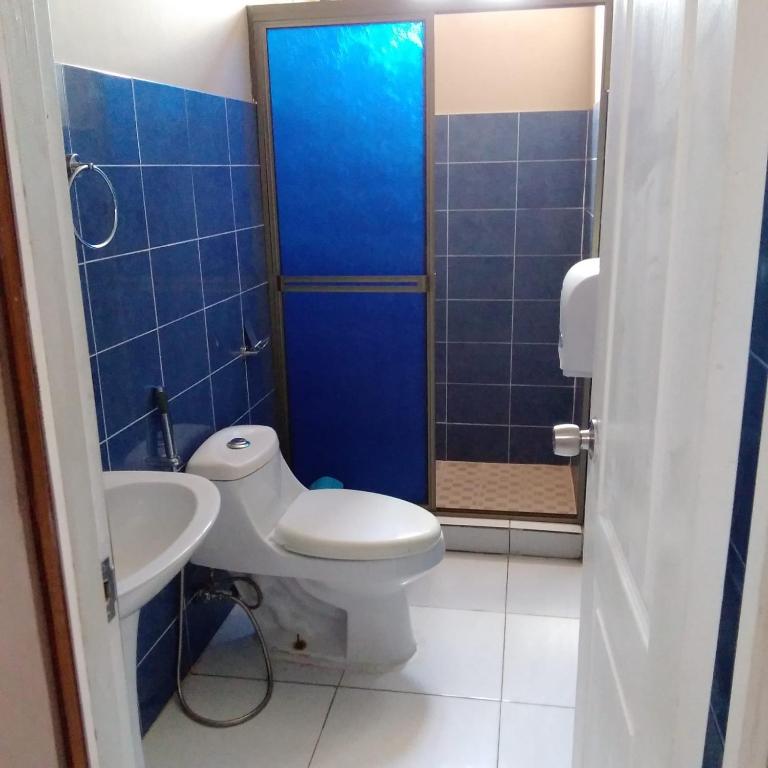 Koupelna v ubytování DIMASHQ