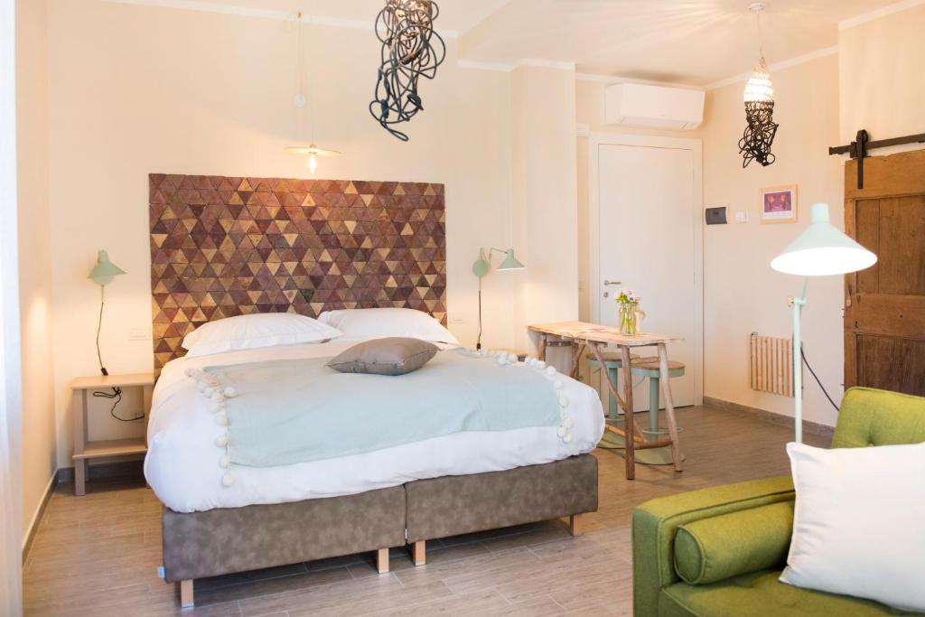 1 dormitorio con 1 cama grande y 1 silla en Locanda Stella en Perugia