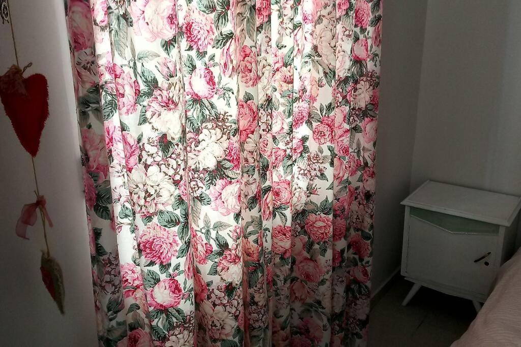 una tenda con fiori sopra in una camera da letto di Paris house 3 a Patra