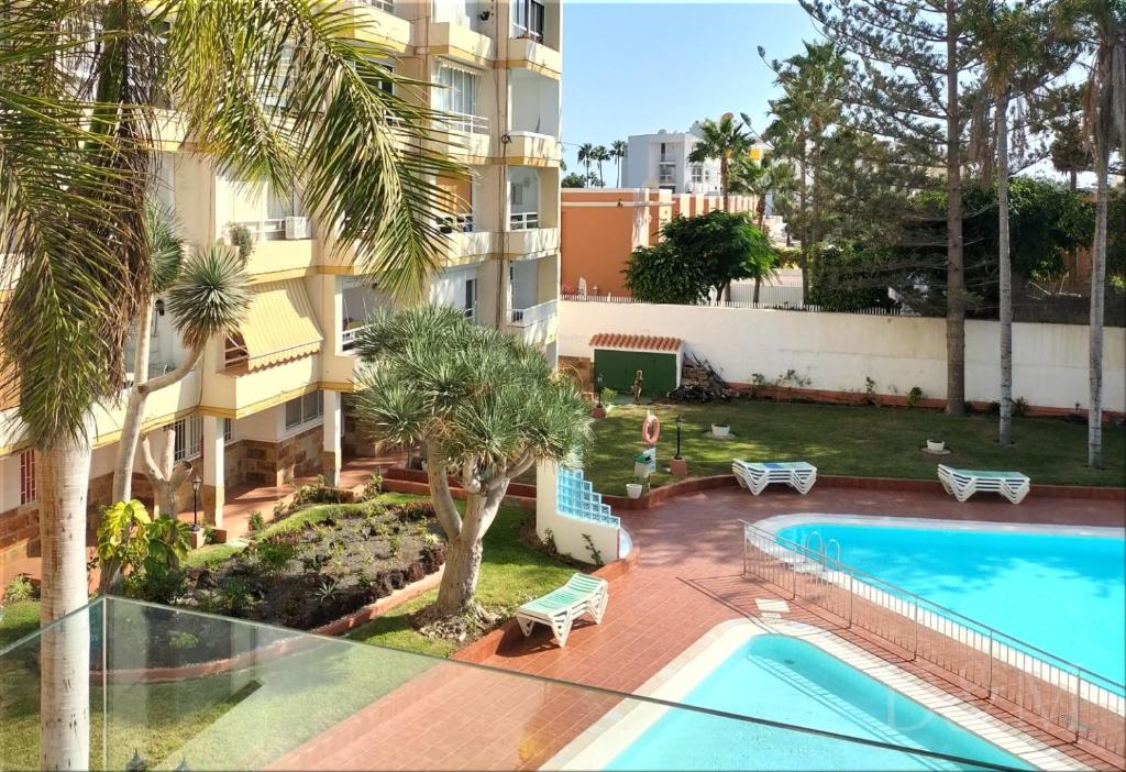 Bazén v ubytování Sunny Apartment Tanife by Yumbo nebo v jeho okolí