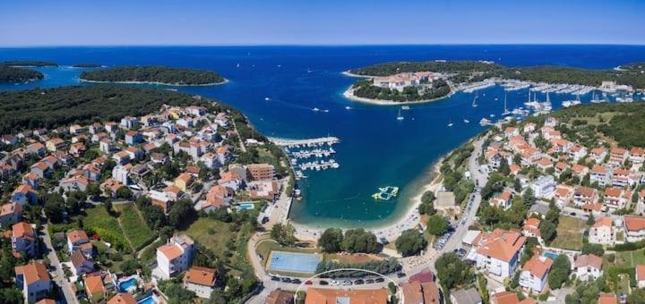Fotografia z galérie ubytovania Beach Apartment with large terrace 50m from the beach v destinácii Pješčana Uvala