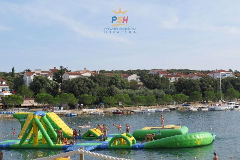 Fotografia z galérie ubytovania Beach Apartment with large terrace 50m from the beach v destinácii Pješčana Uvala