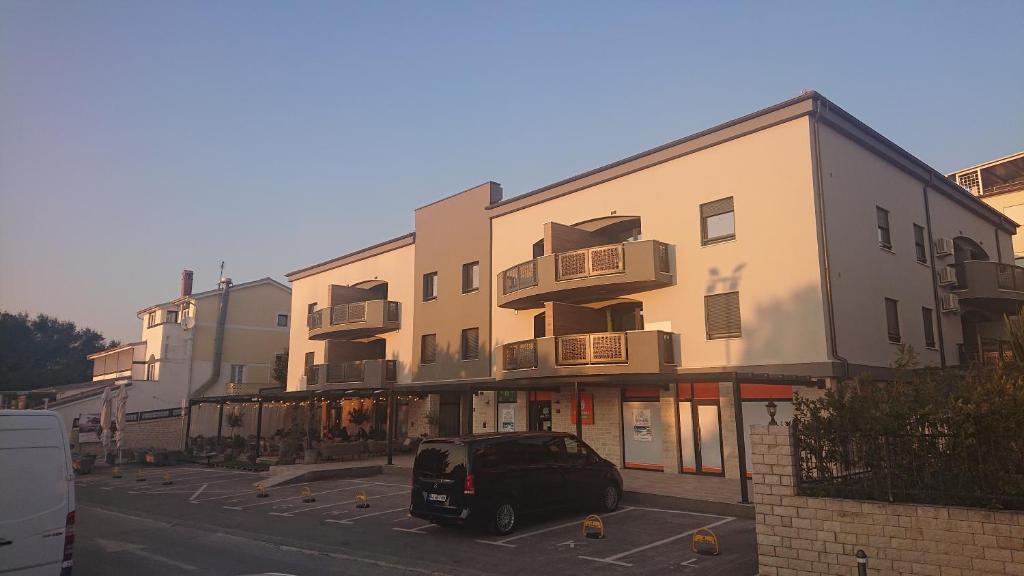 Fotografia z galérie ubytovania Beach Apartment with large terrace 50m from the beach v destinácii Pješčana Uvala