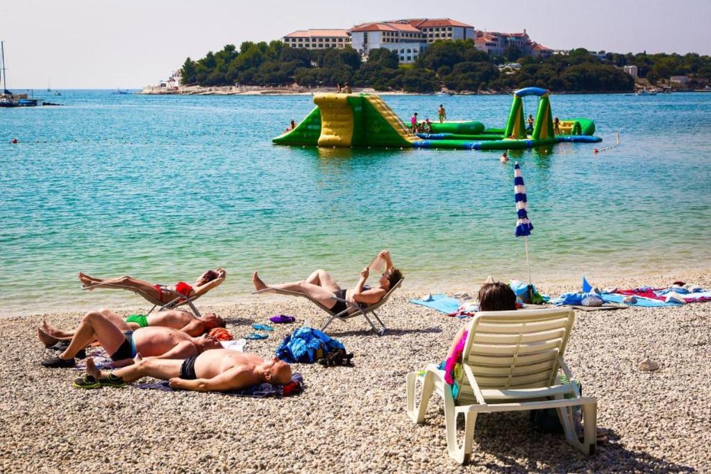 Fotografia z galérie ubytovania Beach Apartment with large terrace 50m from the beach v destinácii Pješčana Uvala