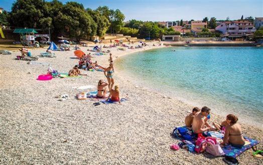 Fotografia z galérie ubytovania Beach Apartment with large terrace 50m from the beach v destinácii Pješčana Uvala