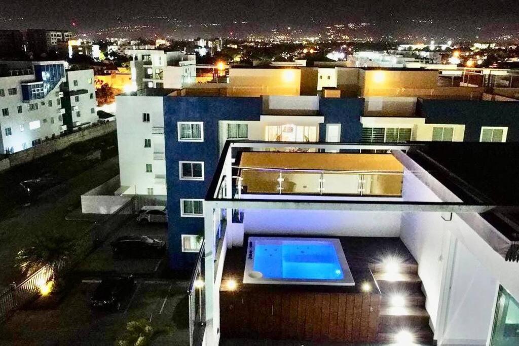 Bazén v ubytování Spectacular PentHouse with private jacuzzi terrace nebo v jeho okolí