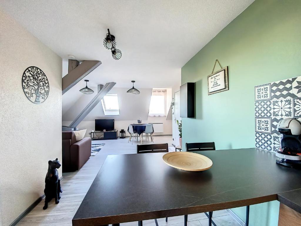 cocina y sala de estar con mesa en una habitación en Chez Nat&Mat- Colmar gare- Parking gratuit, en Colmar