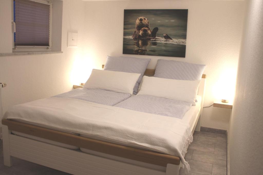 Bett in einem Schlafzimmer mit Wandgemälde in der Unterkunft Biberland in Kleinkötz