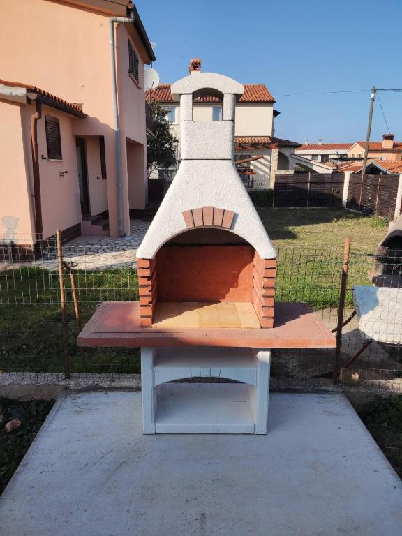 a model of a pizza oven sitting on a bench at Holiday Home Aurora in Ližnjan