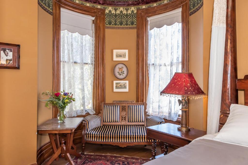 Chateau Tivoli Bed and Breakfast - Sala De Reina De Lujo
