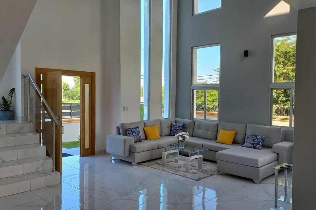 Posezení v ubytování 5 Star Villa minutes from Airport and Beaches