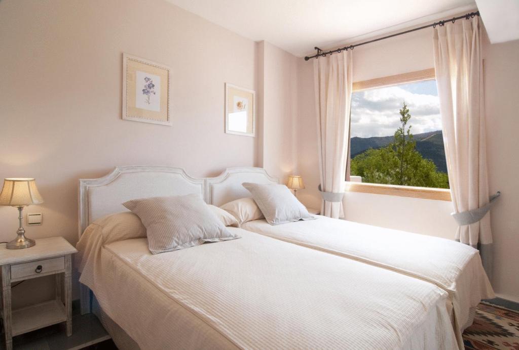 A bed or beds in a room at Villa Turística de Laujar de Andarax
