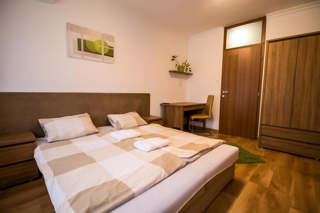 Posteľ alebo postele v izbe v ubytovaní Thermal Next II Weninger Apartman Kiskunhalas