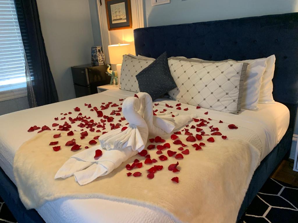 Peace & Plenty Inn Bed and Breakfast Downtown St Augustine-Adults Only - 带阳台的特大号床间