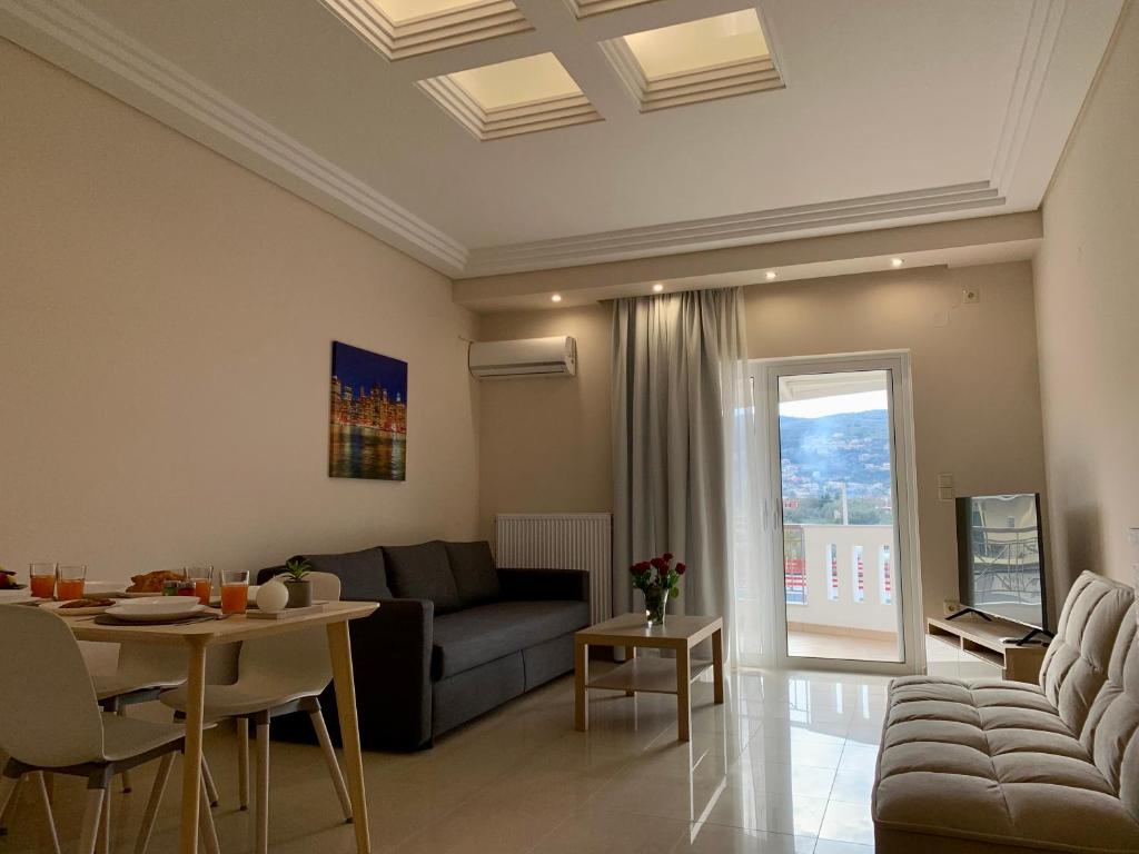 sala de estar con sofá y mesa en Rosa’s Apartments, en Lefkada