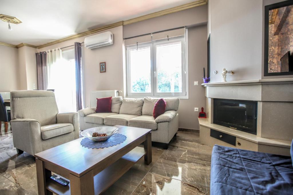 ein Wohnzimmer mit einem Sofa und einem Tisch in der Unterkunft Meteora Fantasia Luxury Residence in Kalambaka