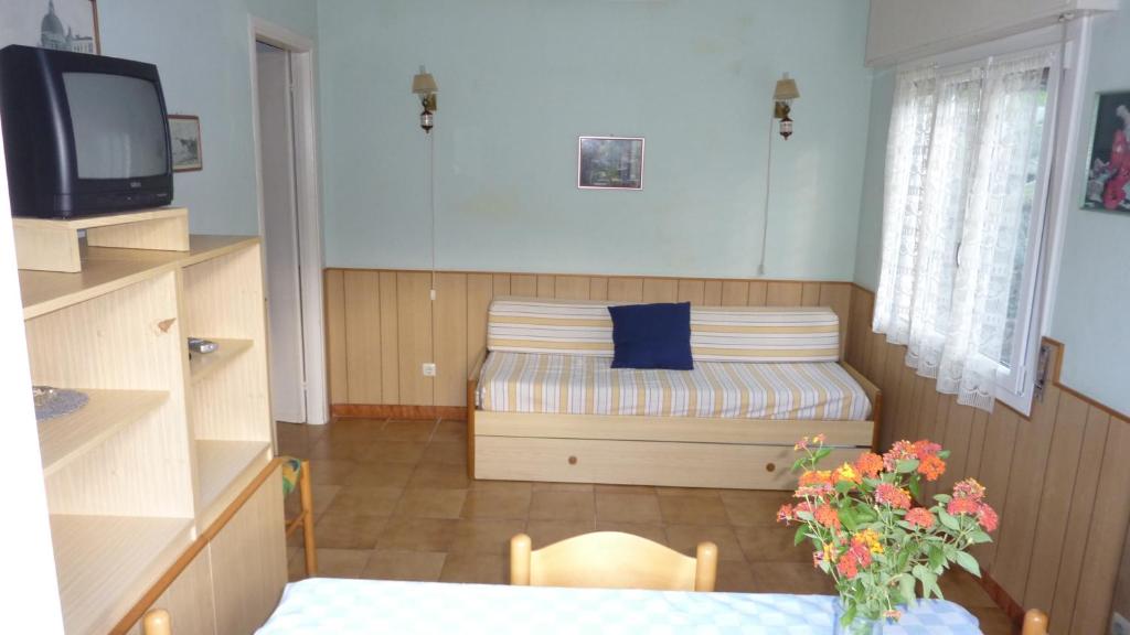 - un petit salon avec un canapé et une télévision dans l'établissement Eden 22, à Camporosso