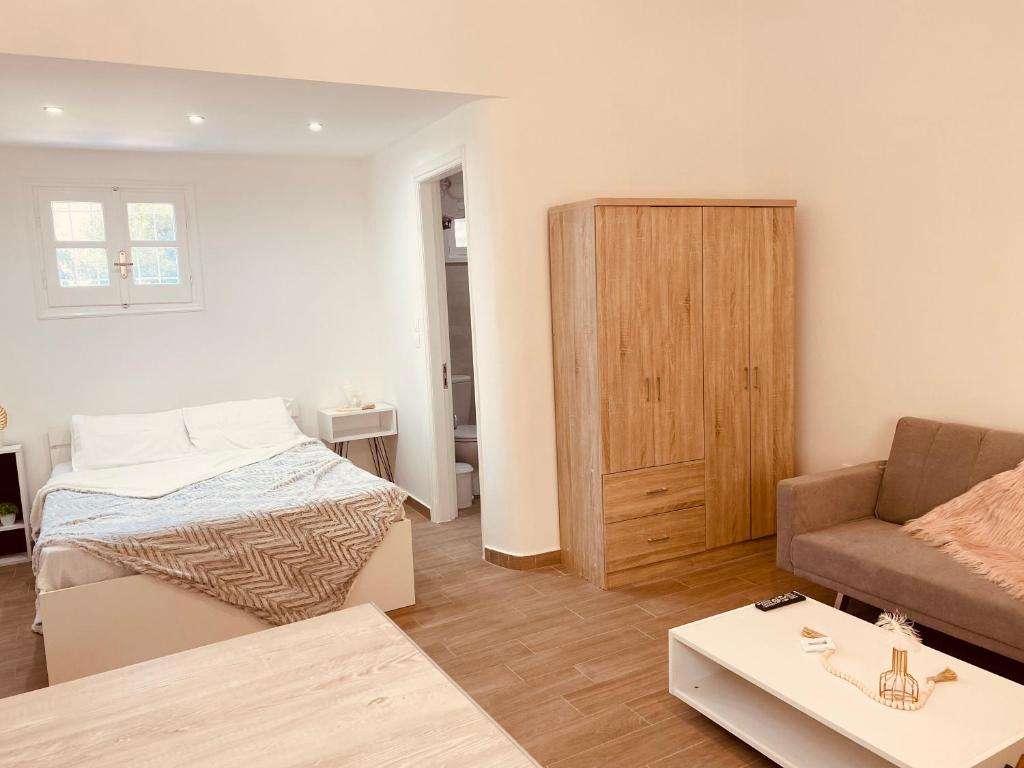 Postel nebo postele na pokoji v ubytování Louvros Luxury Suites