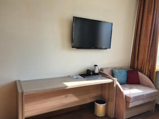 Hotel Grand Innにあるテレビまたはエンターテインメントセンター