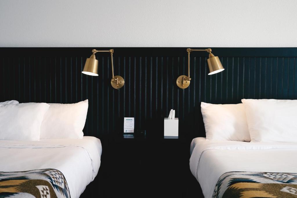 Postel nebo postele na pokoji v ubytování Jackalope Motor Lodge