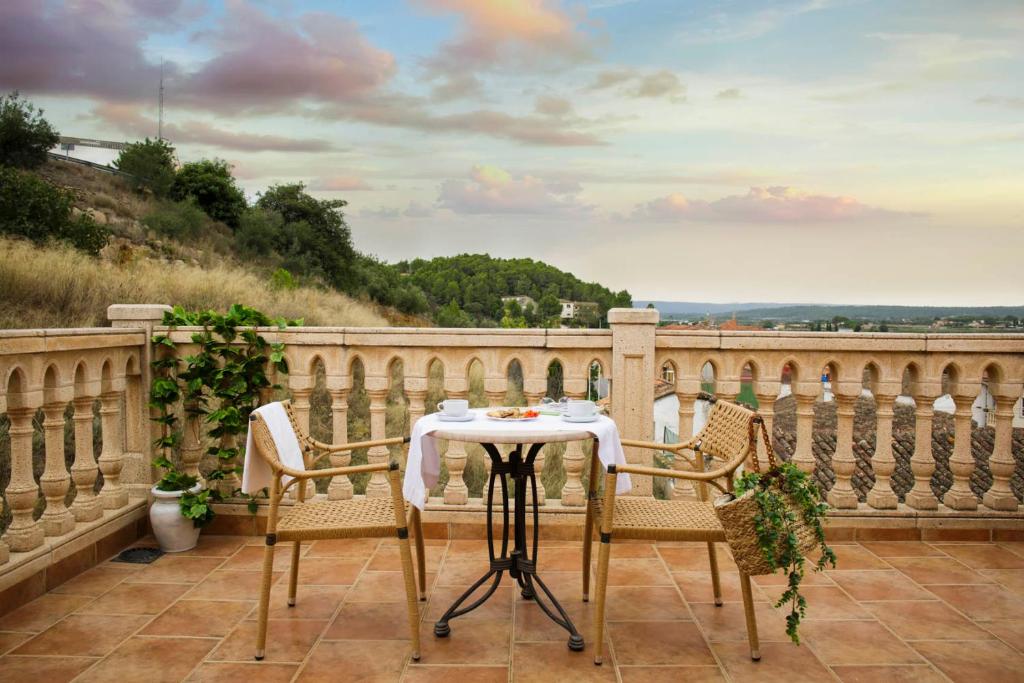 een tafel en stoelen op een balkon met uitzicht bij Casa Ramos in Navarrés