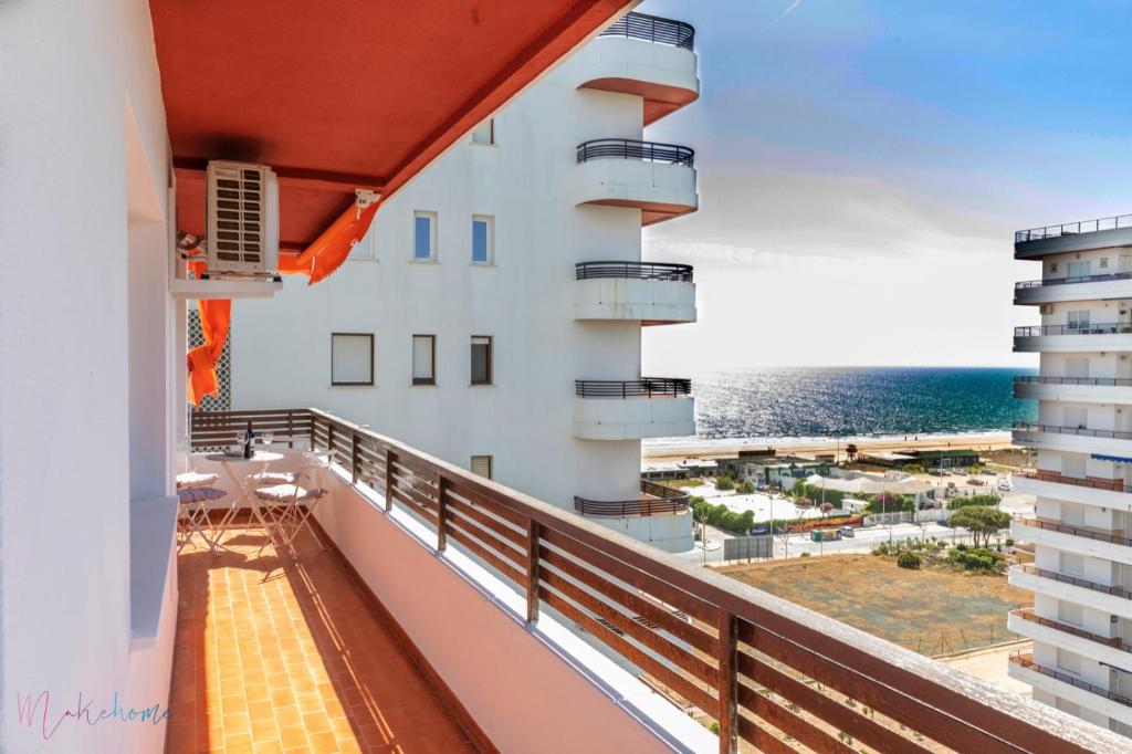 balkon z widokiem na ocean w obiekcie Apartamento nuevo junto a la playa , vistas al mar w mieście Punta Umbría