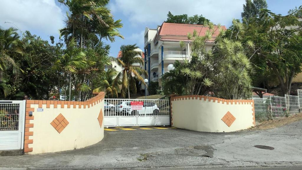 Foto dalla galleria di Studio de charme VUE MER 2 personnes ENTIEREMENT RENOVÉ a Les Trois-Îlets