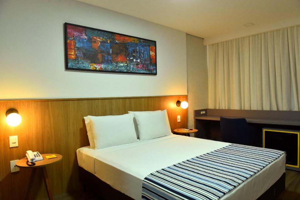 Postel nebo postele na pokoji v ubytování Days Inn By Wyndham Cascavel