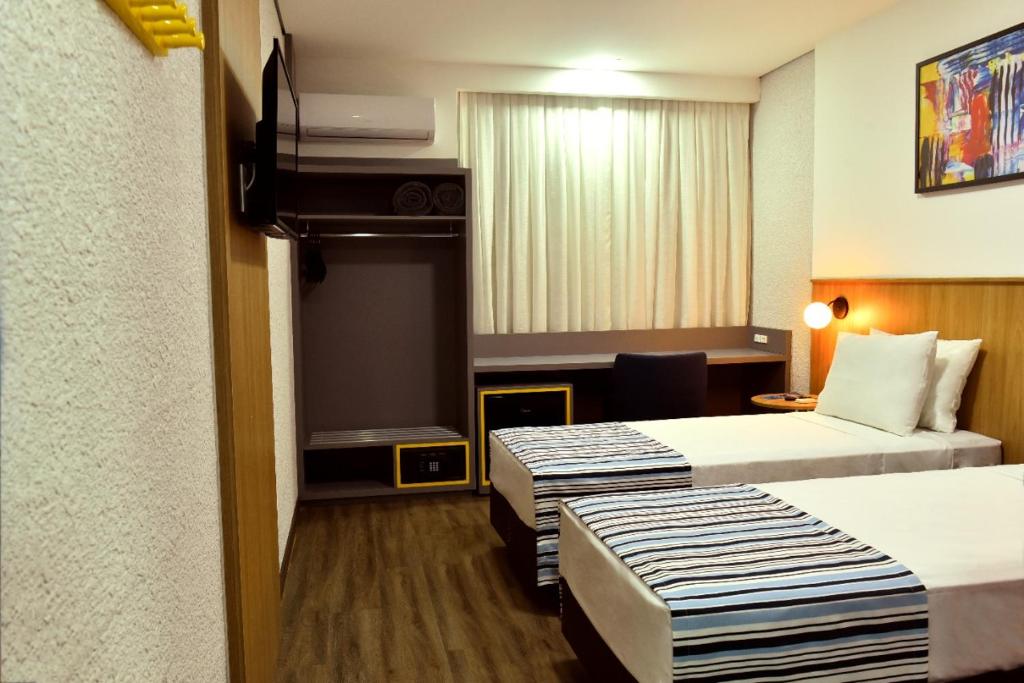 Postel nebo postele na pokoji v ubytování Days Inn By Wyndham Cascavel