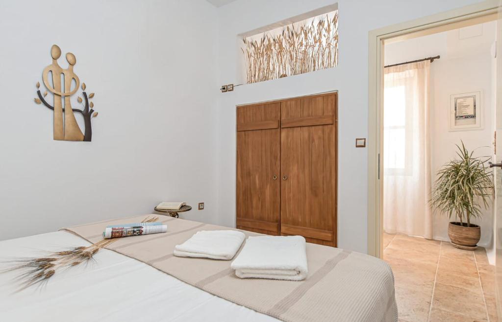 A bed or beds in a room at Memorias Sangri Naxos