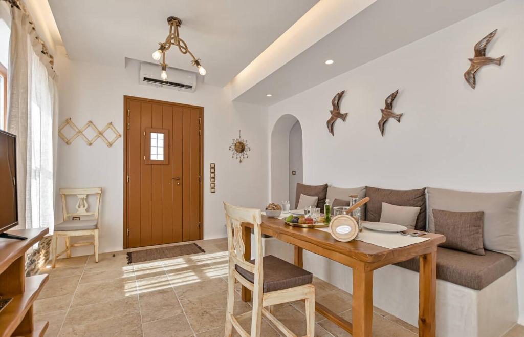 A seating area at Memorias Sangri Naxos