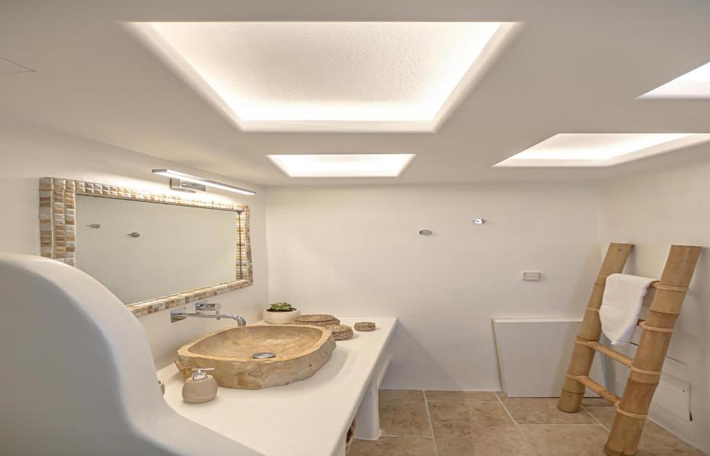 A bathroom at Memorias Sangri Naxos
