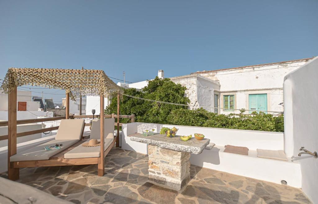 A balcony or terrace at Memorias Sangri Naxos